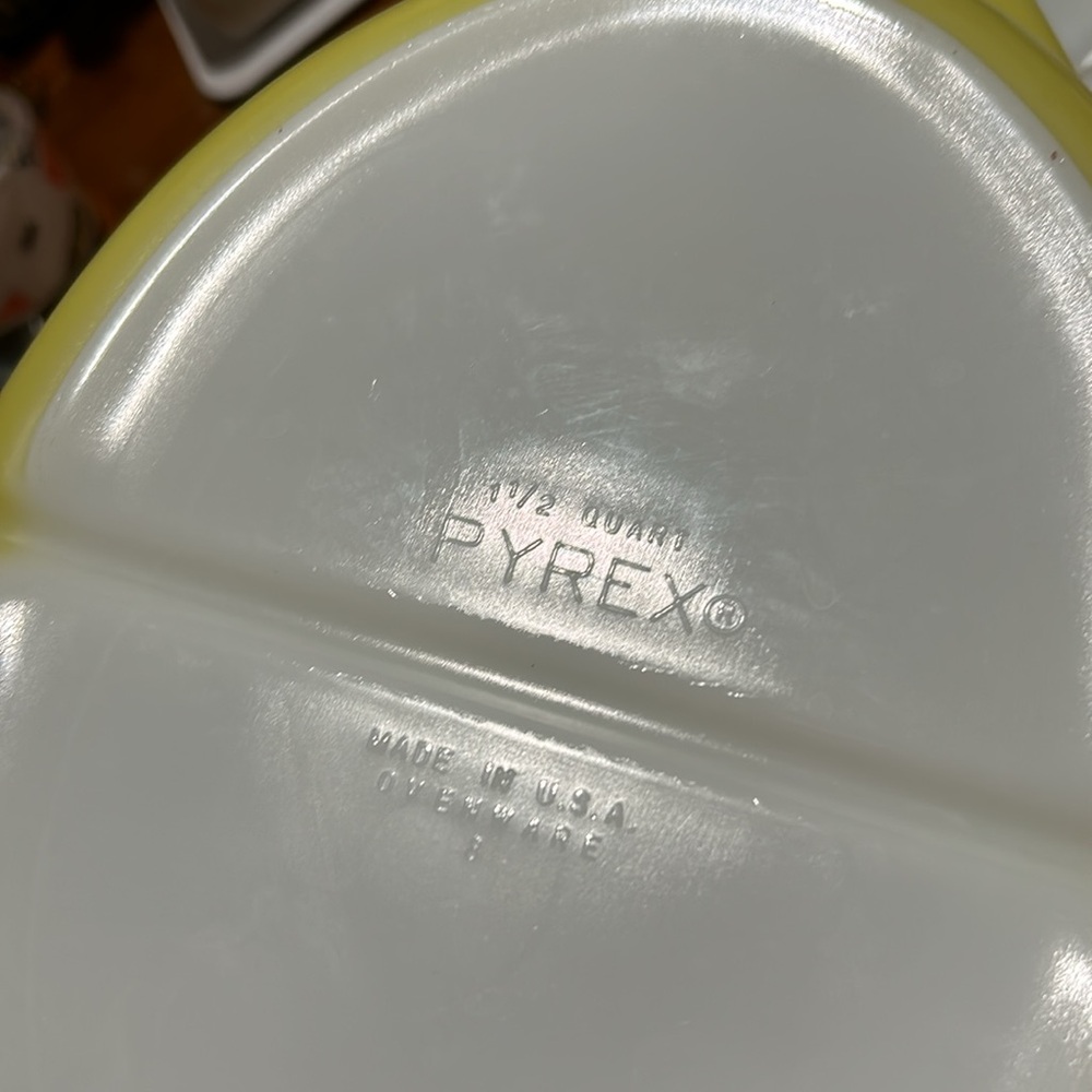 Pyrex Verde 1.5 quart Cinderella divided dish - Picture 8 of 11